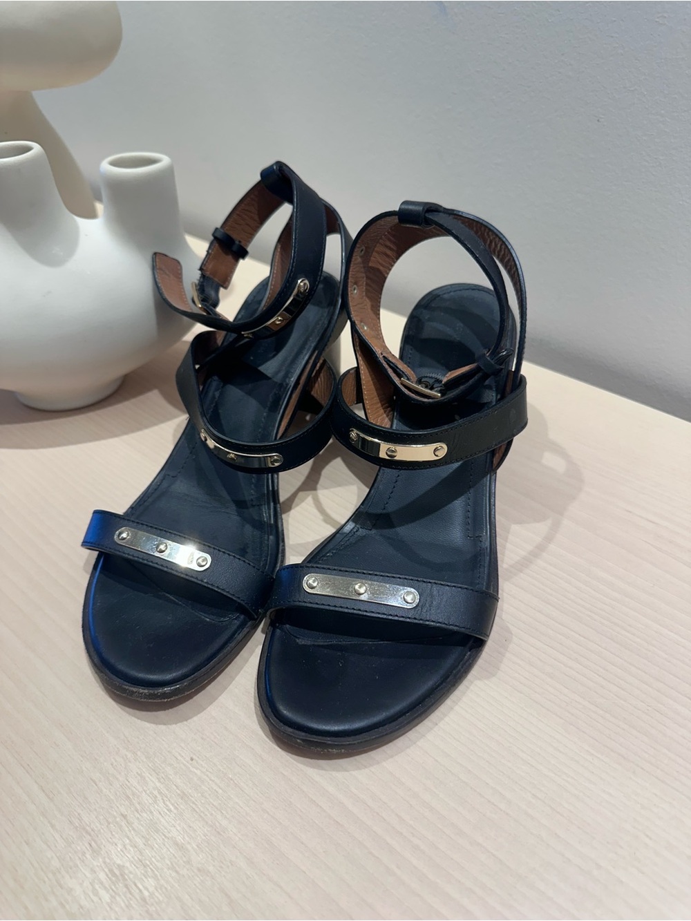 Scanlan Theodore Black Leather Gold Hardware Sandals 40